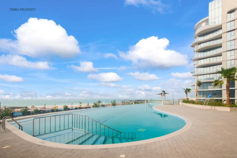 High-Floor Waterfront Residence at North Bay