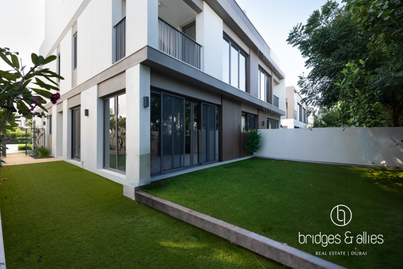 CLOSED KITCHEN | W APPLIANCES | LANDSCAPE